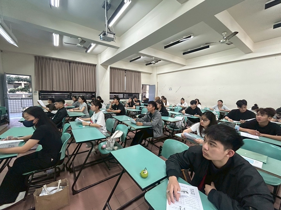 LINE_ALBUM_2025415 華語（二）期中考試_250415_4