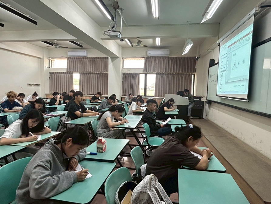 LINE_ALBUM_2025415 華語測驗聽力與閱讀 期中考試_250415_7