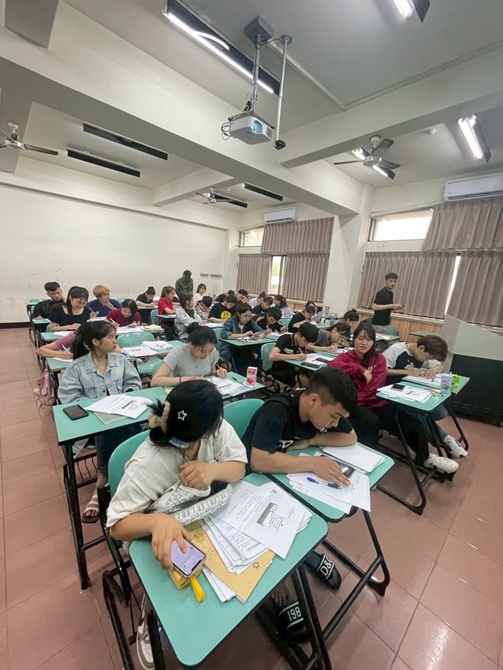 LINE_ALBUM_2025423 華語文測驗聽力與閱讀補課_250425_7