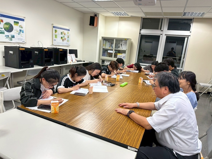 LINE_ALBUM_114422 休閒國際一忠華語A2夜間強化教學_250501_2