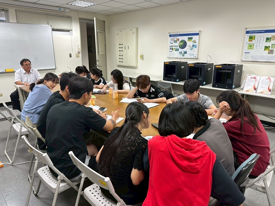 LINE_ALBUM_114422 休閒國際一忠華語A2夜間強化教學_250501_3