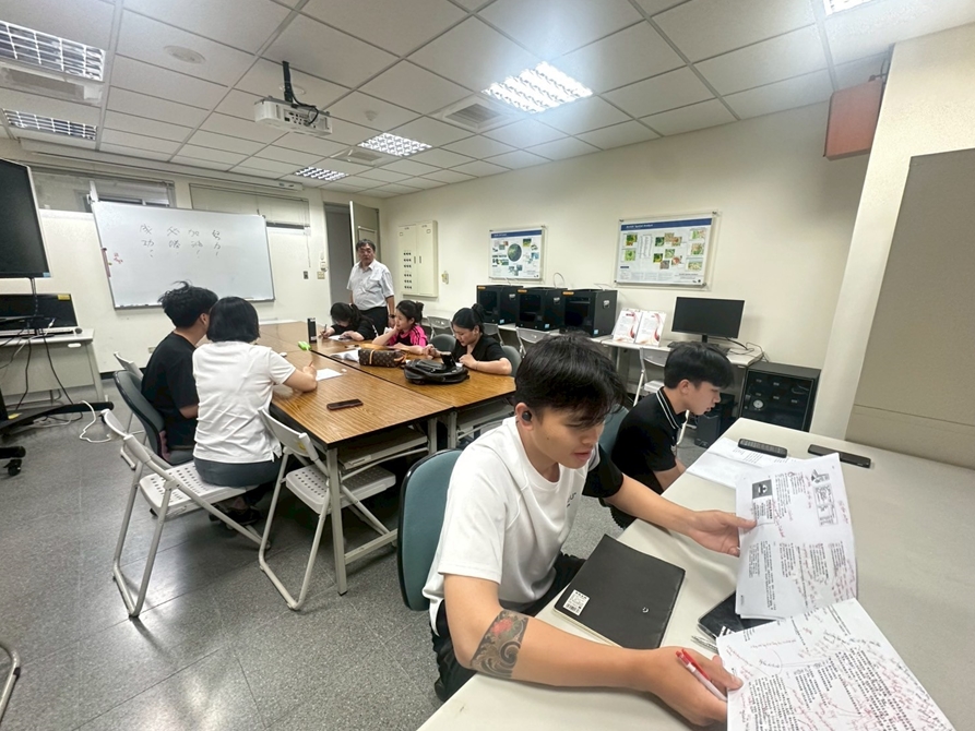 LINE_ALBUM_114423 休閒國際一忠華語A2夜間強化教學_250501_1