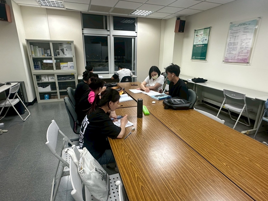 LINE_ALBUM_114423 休閒國際一忠華語A2夜間強化教學_250501_6