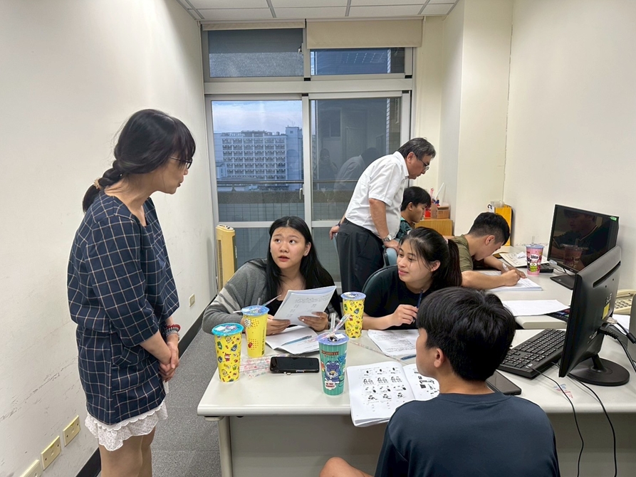 LINE_ALBUM_114424 休閒國際一忠華語A2夜間強化教學_250501_1