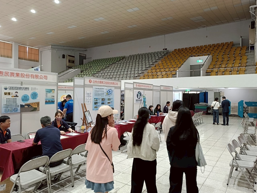 LINE_ALBUM_20250513 校內活動(家叼底嘉)國際生留臺就業博覽會_250910_6