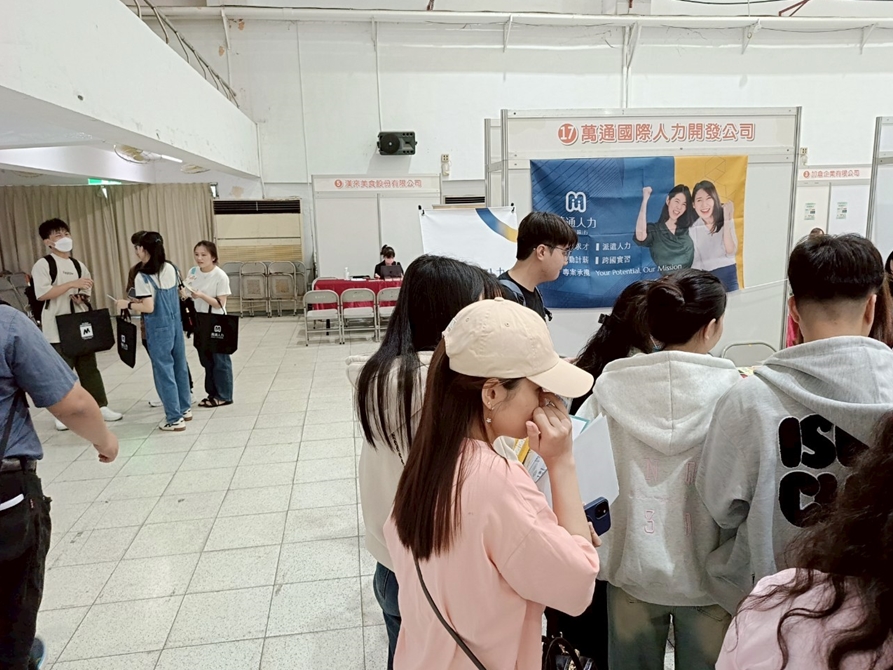 LINE_ALBUM_20250513 校內活動(家叼底嘉)國際生留臺就業博覽會_250910_38