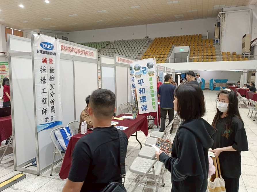 LINE_ALBUM_20250513 校內活動(家叼底嘉)國際生留臺就業博覽會_250910_41