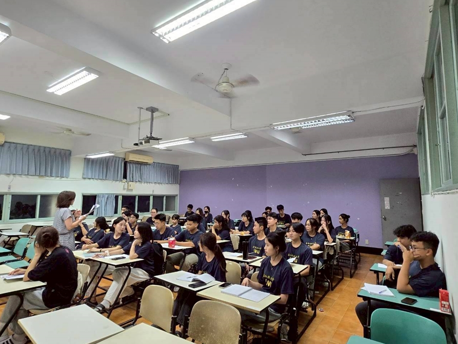 LINE_ALBUM_20251013華語文輔導_251031_2